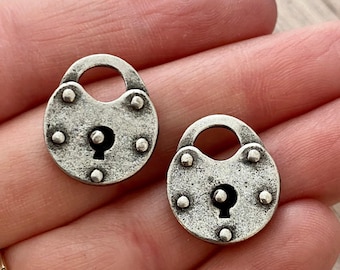 Bedel met 2 sloten, klein verouderd tinnen sleutelslot, ambachtelijke sieraden, Carson's Cove, PW-6144