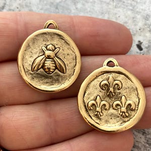 Soldered French Bee Charm with Fleur de Lis, Antiqued Gold Pendant, Jewelry Supplies, GL-6123
