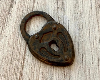 Heart Lock-bedel, rustiekbruine slothanger, ambachtelijke sieraden, Carson's Cove, BR-6184
