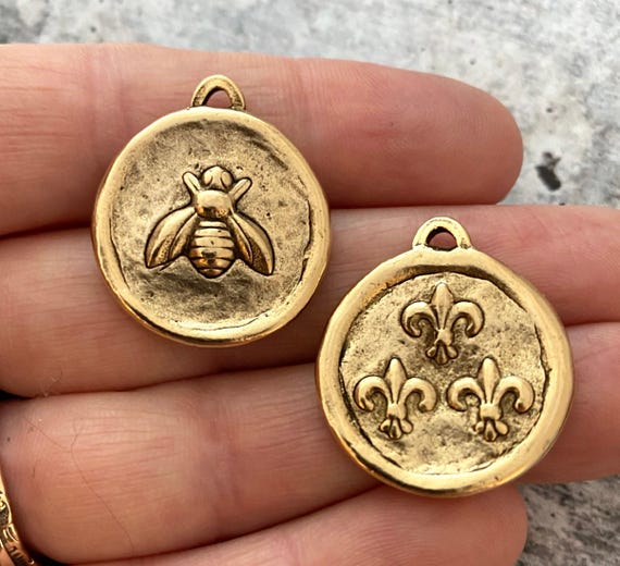 Soldered French Bee Charm with Fleur de Lis, Antiqued Gold Pendant, Jewelry Supplies, GL-6123
