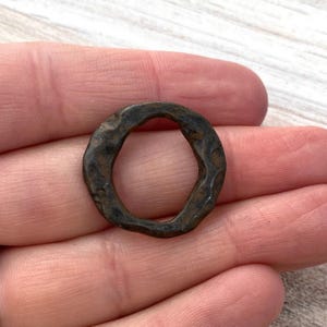 Organiczne młotkowane ogniwo pierścieniowe, łącznik Eternity, owalna obręcz w kolorze rustykalnego brązu w stylu antycznym, Circle Jewelry Supply, BR-6127