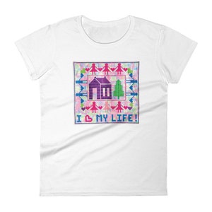 Könnte beinhalten: Weißes T-Shirt mit einem bunten Grafikdesign, das ein Haus, einen Baum und Strichmännchen zeigt, die sich an den Händen halten. Der Text "I ♥ MY LIFE!" ist unter der Grafik gedruckt.