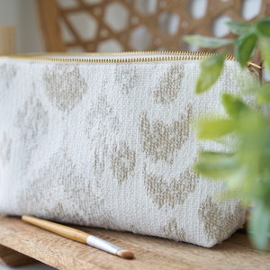 Étui maquillage bohème fait main, pochette maquillage Ikat beige et blanc, trousse cosmétique tissus, parfait cadeau maman, cadeau femme