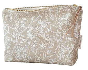 Beige and white floral makeup bag, country cosmetic bag, unique gift for girls, makeup bag gift, bridesmaid gifts