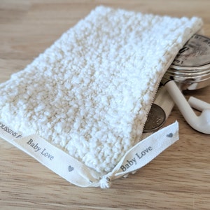 Mini pochette bouclée pour bébé, Petite trousse ivoire, porte monnaie en tissus bouclé fait main, cadeau adolescente, mini pochette voyage