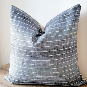 LIQUIDATION-Coussin Bleu rayé blanc -Tissus Décorateur Haut de Gamme- Fait au Canada