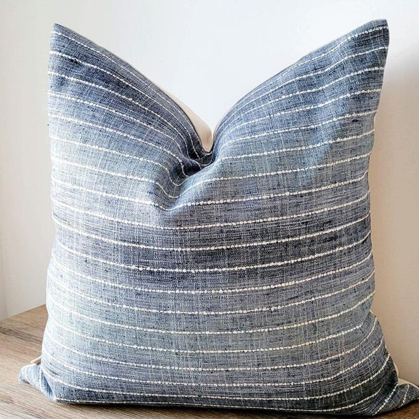 Coussin Bleu rayé blanc -Tissus Décorateur Haut de Gamme- Fait au Canada