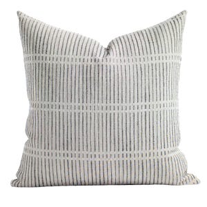 Peut inclure: Un coussin carré doté d'une base en tissu texturé blanc cassé avec un motif répétitif de rayures verticales gris foncé. Le design comprend des bandes horizontales qui croisent les lignes verticales, créant un aspect structuré en grille.