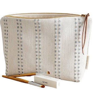 Étui a maquillage minimaliste beige a  rayures bleu, trousse de toilette pour femme, étui cosmétique unique, cadeau unique pour femme bohėme