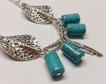 Necklace in silver plated and semi precious stones.