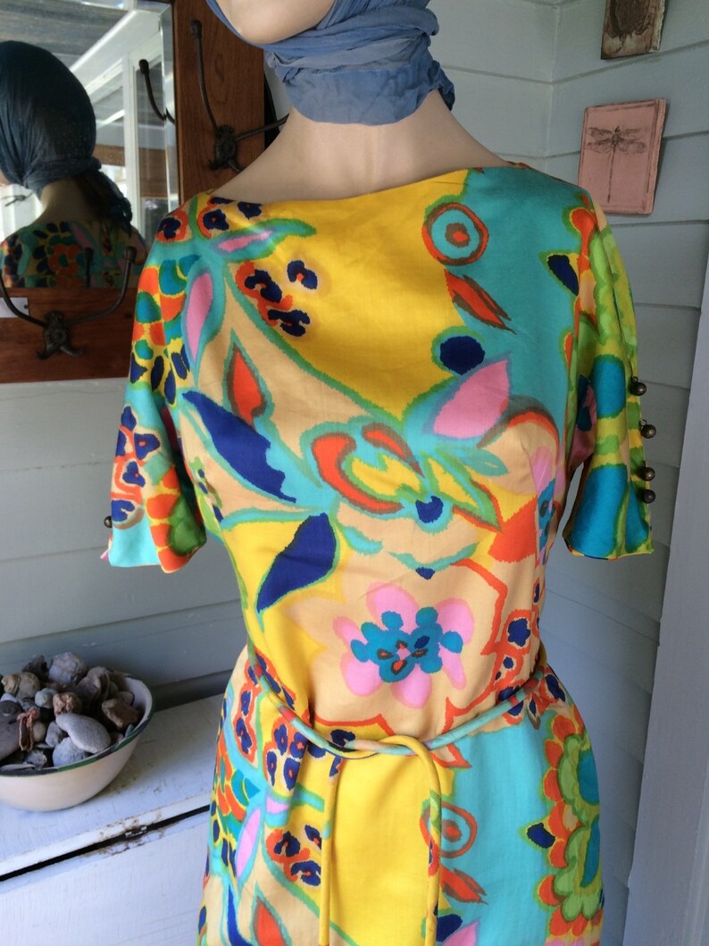 Silk Dress size 8 Hand Tailored in Hong Kong Mod Floral 60's Vintage image 2