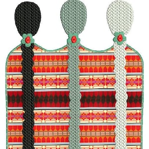 Pode incluir: Três figuras com cabelo trançado, cada uma com uma cor de cabelo diferente: preto, cinza e branco. As figuras estão em pé em frente a um fundo listrado vermelho, laranja e branco.