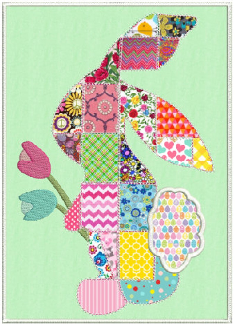 Puede incluir: Un conejo de patchwork con un esquema de color rosa, verde, azul y amarillo. El conejo sostiene una flor con un tallo verde y p&eacute;talos rosas. El conejo est&aacute; sobre un fondo verde claro.