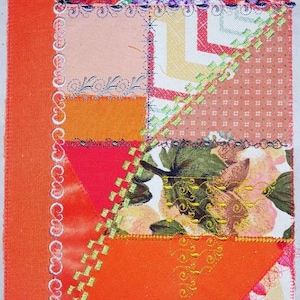 Può includere: Un blocco di patchwork per trapunta con una varietà di tessuti e colori, tra cui arancione, rosa, verde e bianco. Il blocco è composto da forme e dimensioni diverse, e i bordi sono cuciti insieme con cuciture decorative.