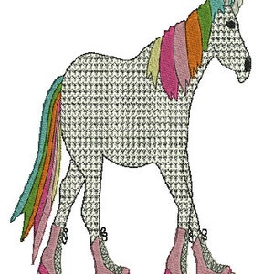 Könnte beinhalten: Ein weißes Einhorn mit einer Regenbogenmähne und einem Regenbogen-Schwanz trägt rosa Rollschuhe mit blauen Rollen. Das Einhorn steht auf einem weißen Hintergrund.