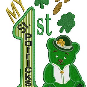 Op de afbeelding: Groene teddybeer met een groene hoed met een klavertje vier op de bovenkant. De beer zit met gekruiste benen. De tekst "My 1st St. Patrick's Day" is geschreven in goud en groen.