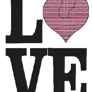 Puede incluir: Gráfico en blanco y negro de la palabra "LOVE" con un unicornio en forma de corazón rosa en el centro.