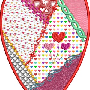 Puede incluir: Un diseño de patchwork en forma de corazón rojo con varios patrones, incluyendo corazones, lunares y un patrón de escamas. El centro del corazón presenta tres corazones rojos, rosas y morados con cuerdas atadas, que se asemejan a globos.