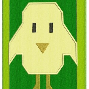 Könnte beinhalten: Ein gelber Vogel mit Schnabel und Augen, der auf zwei Beinen steht, ist in einem grünen Quadrat mit rosa und grünen Rändern gerahmt.