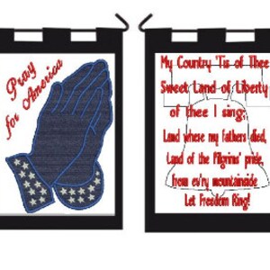 Könnte beinhalten: Zwei schwarze Gartenflaggen mit weißen und roten Stickereien. Die linke Flagge zeigt ein Paar blaue Hände in Gebetsposition mit weißen Sternen an den Handgelenken. Der Text "Pray for America" befindet sich über den Händen. Die rechte Flagge zeigt den Text "My Country Tis of Thee Sweet Land of Liberty of thee I sing Land where my fathers died, Land of the Pilgrims' pride, From ev'ry mountainside Let Freedom Ring!"