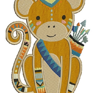 Puede incluir: Un mono marrón con una banda de color azul y amarillo con un patrón y un carcaj de flechas en la espalda. El mono tiene una cara sonriente y una cola rizada con un patrón colorido.