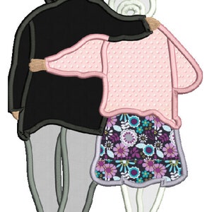 Puede incluir: Diseño bordado de una pareja abrazándose. El hombre lleva un abrigo y sombrero negros, la mujer un suéter rosa con lunares y una falda floral. La imagen es una ilustración tipo caricatura.