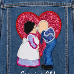 Puede incluir: Una chaqueta de mezclilla azul con un diseño bordado en la espalda de una pareja de ancianos besándose frente a un gran corazón rojo brillante. Debajo de la pareja, el texto dice Growing Old Together, flanqueado por dos corazones rojos.