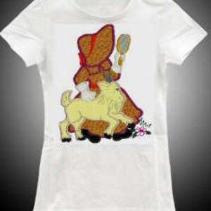 Peut inclure: T-shirt blanc avec un motif brodé représentant une fille en robe rouge tenant un miroir et un agneau jaune.