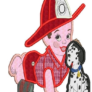 Può includere: Un cappello da pompiere rosso e bianco con un cucciolo dalmata. Il pompiere indossa una camicia a quadri rossi e bianchi e pantaloni rossi. Il cucciolo indossa un collare blu con un ciondolo dorato.