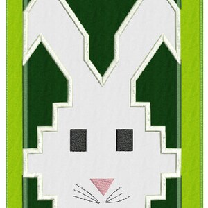 Könnte beinhalten: Ein weißer Hasen mit schwarzen Augen und einer rosa Nase ist in einem pixeligen Stil dargestellt. Der Hase ist von einem grünen Rahmen mit einem weißen Innenrahmen und einem violetten Außenrahmen umgeben.