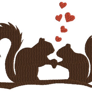 Op de afbeelding: Een bruin geborduurd ontwerp met twee eekhoorns die elkaars hand vasthouden op een tak. Boven hen zweven rode harten. De eekhoorns en de tak hebben een textuur, wat duidt op een borduurontwerp.