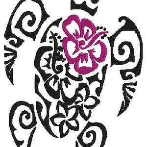 以下が含まれることがあります： 黒と白のスタイリッシュなイラストで描かれた、背中にピンクの花をつけたカメ。カメは、複雑な模様が施された部族のスタイルで描かれている。