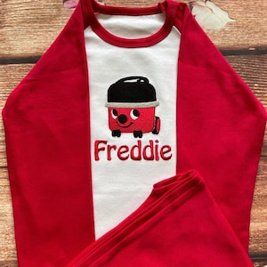 Gepersonaliseerde pyjama geborduurd met naam en kleuren naar keuze. Cadeau, aandenken, hoge kwaliteit, zacht. Red Hoover