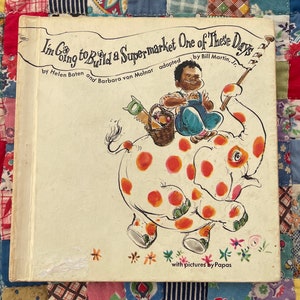 Può includere: Una copertina di un libro per bambini vintage con un'illustrazione colorata di un bambino che cavalca un elefante a pois. Il titolo del libro è "I'm Going to Build a Supermarket One of These Days" di Helen Baten e Barbara von Molnar, adattato da Bill Martin, Jr. con illustrazioni di Papas.