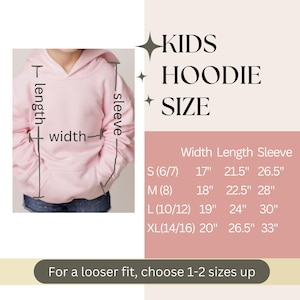 K&ouml;nnte beinhalten: Eine Gr&ouml;&szlig;entabelle f&uuml;r Kinder-Hoodies, die die Breite, L&auml;nge und &Auml;rmell&auml;nge in Zoll f&uuml;r die Gr&ouml;&szlig;en S (6/7), M (8), L (10/12) und XL (14/16) zeigt. Die Tabelle befindet sich auf einem rosa Hintergrund mit den Worten "KIDS HOODIE SIZE" in schwarzer Schrift.