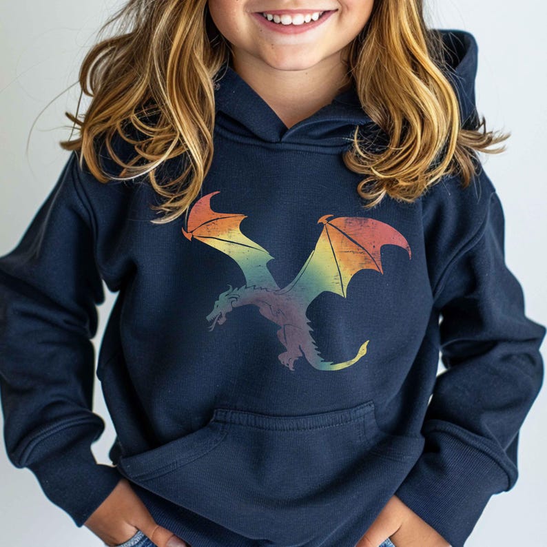 K&ouml;nnte beinhalten: Ein dunkelblauer Kapuzenpullover mit einem Regenbogen-Drachen-Motiv. Der Drache fliegt mit ausgebreiteten Fl&uuml;geln.