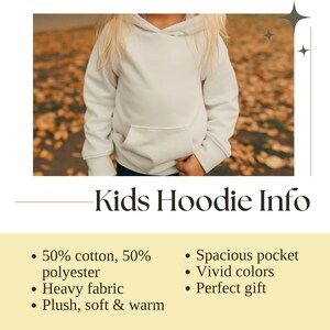 K&ouml;nnte beinhalten: Ein wei&szlig;er Kinder-Hoodie mit einer ger&auml;umigen Tasche. Der Hoodie besteht aus 50% Baumwolle und 50% Polyester. Er ist weich und warm und perfekt f&uuml;r Kinder.