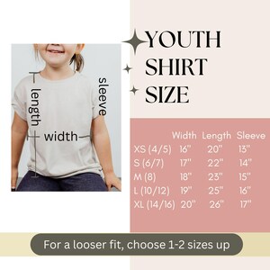 K&ouml;nnte beinhalten: Eine Gr&ouml;&szlig;entabelle f&uuml;r Jugend-Shirts, die die Breite, L&auml;nge und &Auml;rmell&auml;nge in Zoll f&uuml;r die Gr&ouml;&szlig;en XS (4/5) bis XL (14/16) zeigt. Die Tabelle befindet sich auf einem rosa Hintergrund mit den Worten "Youth Shirt Size" in Schwarz.