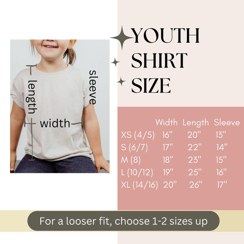 K&ouml;nnte beinhalten: Eine Gr&ouml;&szlig;entabelle f&uuml;r Jugend-Shirts, die die Breite, L&auml;nge und &Auml;rmell&auml;nge in Zoll f&uuml;r die Gr&ouml;&szlig;en XS (4/5) bis XL (14/16) zeigt. Die Tabelle befindet sich auf einem rosa Hintergrund mit den Worten "Youth Shirt Size" in Schwarz.