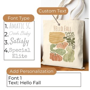 Puede incluir: Un bolso tote beige con un dise&ntilde;o tem&aacute;tico de oto&ntilde;o. La bolsa presenta el texto "HELLO FALL" sobre una colecci&oacute;n de calabazas y calabacines estilizados en tonos naranja, verde y marr&oacute;n. La bolsa tambi&eacute;n muestra opciones de fuente.
