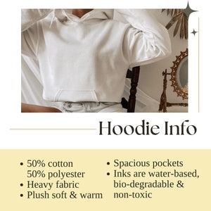 K&ouml;nnte beinhalten: Wei&szlig;er Kapuzenpullover mit einer K&auml;ngurutasche. Unter dem Bild ist der Text 'Hoodie Info' zu sehen. Der Text beschreibt den Hoodie als 50% Baumwolle, 50% Polyester, schweres Material, weich und warm, mit ger&auml;umigen Taschen, wasserbasierten Farben, biologisch abbaubar und ungiftig.