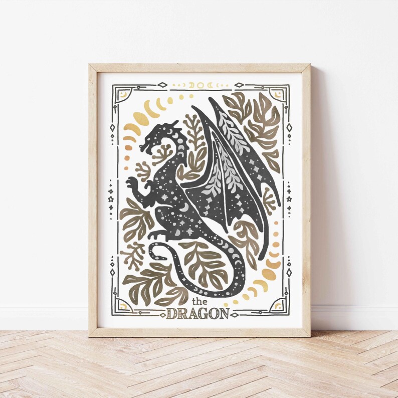K&ouml;nnte beinhalten: Eine Schwarzwei&szlig;illustration eines Drachen mit goldenen und braunen Akzenten. Der Drache ist von Bl&auml;ttern und Mondsicheln umgeben. Der Text "the DRAGON" befindet sich am unteren Rand des Bildes.