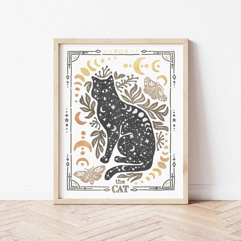 K&ouml;nnte beinhalten: Eine schwarze Katze mit einem Sternenmuster sitzt in einem Rahmen vor einem goldenen und wei&szlig;en Hintergrund. Die Katze ist von Halbmonden, Sternen und floralen Elementen umgeben. Der Text "the cat" steht unter der Katze.