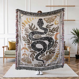 Manta tejida de polilla celestial: regalo para amantes de las polillas, inspirada en la astrología, tarot, decoración bohemia para el hogar, manta celestial, tapiz de polilla lunar. Snake