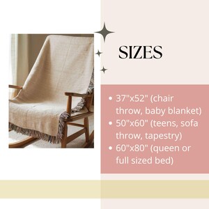 Puede incluir: Una manta de lana beige con flecos coloridos est&aacute; colocada sobre una mecedora de madera. La imagen incluye texto que dice "SIZES" y enumera tres tama&ntilde;os: 37"x52", 50"x60" y 60"x80".