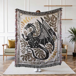 Manta tejida de polilla celestial: regalo para amantes de las polillas, inspirada en la astrología, tarot, decoración bohemia para el hogar, manta celestial, tapiz de polilla lunar. Dragon