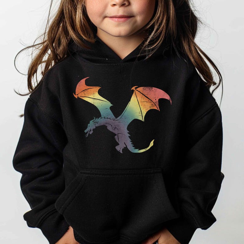 K&ouml;nnte beinhalten: Schwarzer Hoodie mit einem Regenbogen-Drachen-Motiv. Der Drache fliegt mit ausgebreiteten Fl&uuml;geln.