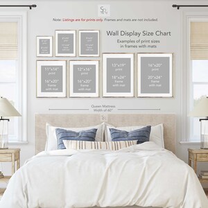 Puede incluir: Un gr&aacute;fico de tama&ntilde;o de visualizaci&oacute;n de pared que muestra ejemplos de tama&ntilde;os de impresi&oacute;n en marcos con alfombrillas. El gr&aacute;fico se muestra sobre una cama de tama&ntilde;o queen con una cabecera beige y ropa de cama blanca. El gr&aacute;fico incluye medidas para impresiones que van desde 11x14 pulgadas hasta 20x24 pulgadas.