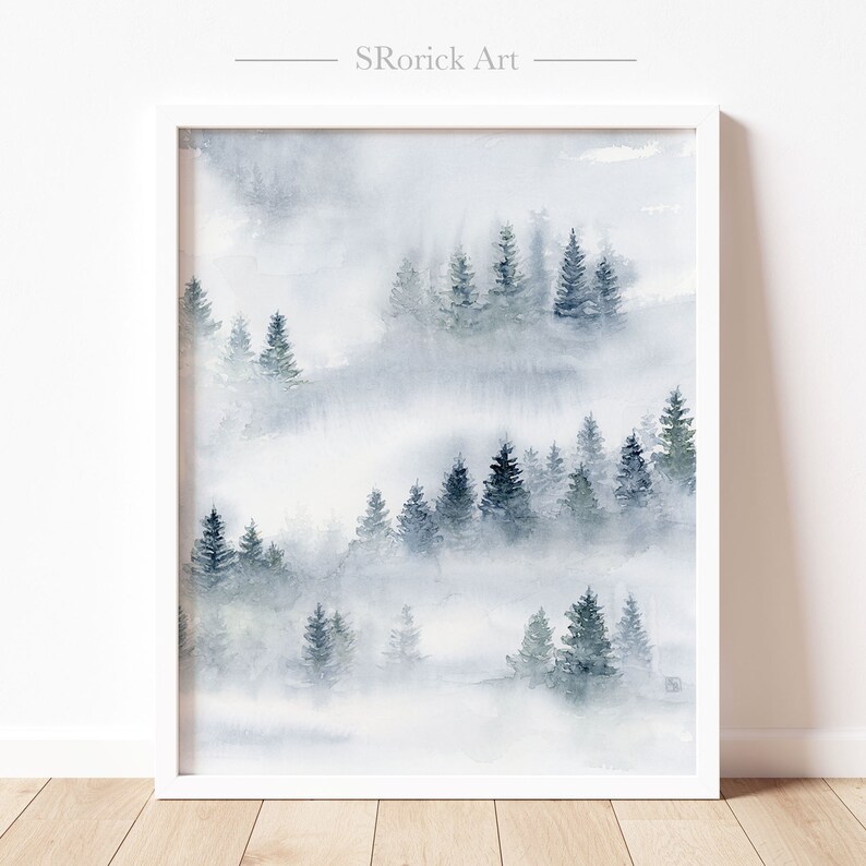 Puede incluir: Pintura acuarela de una escena de bosque brumoso con filas de &aacute;rboles azul oscuro sobre un fondo azul claro.