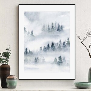 Puede incluir: Una pintura de acuarela de un bosque brumoso con filas de &aacute;rboles verde oscuro. La pintura est&aacute; hecha en tonos de azul y gris, creando una atm&oacute;sfera tranquila y serena.
